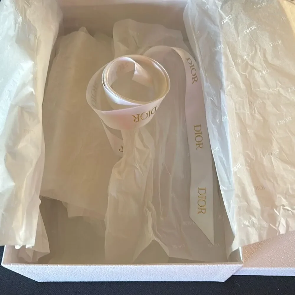 DIOR White Shoebox W/ Ribbon - Picture 2 of 4